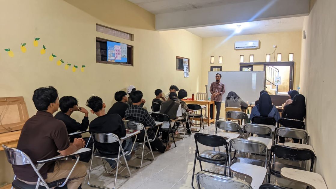 PKBM Griya Cendekia menyelenggarakan pembelajaran matematika.