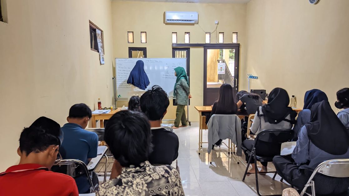 Kuasai Present Perfect Tense: Langkah Nyata PKBM Griya Cendekia Perkuat Fondasi Bahasa Inggris Warga Belajar