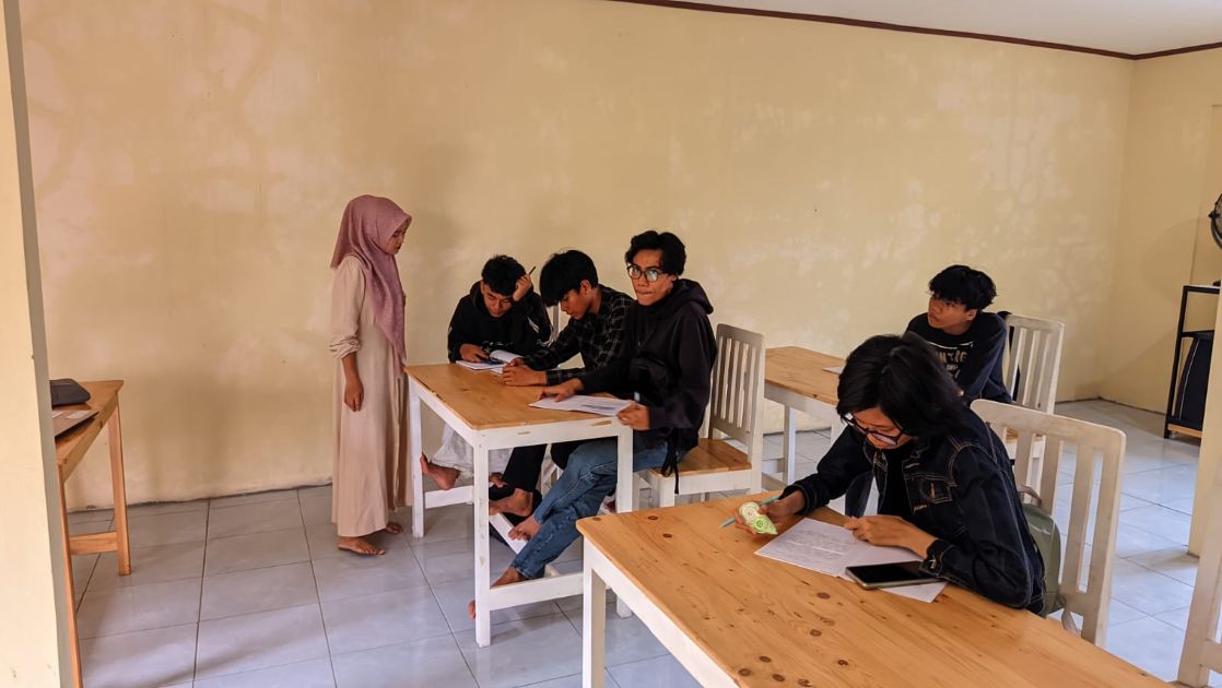 Menyiapkan Generasi Kritis: PKBM Griya Cendekia Bekali Peserta Didik Kemampuan Memahami Teks Berita di Era Globalisasi