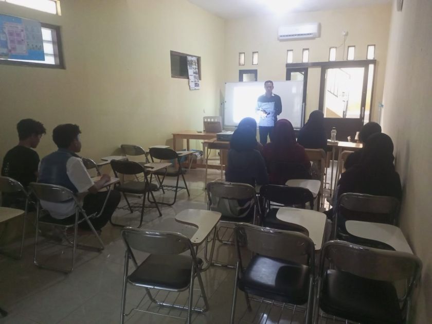 Membangun Kesadaran Kewarganegaraan: Warga Belajar PKBM Griya Cendekia Dalami Peran Kepala Daerah di Era Digital