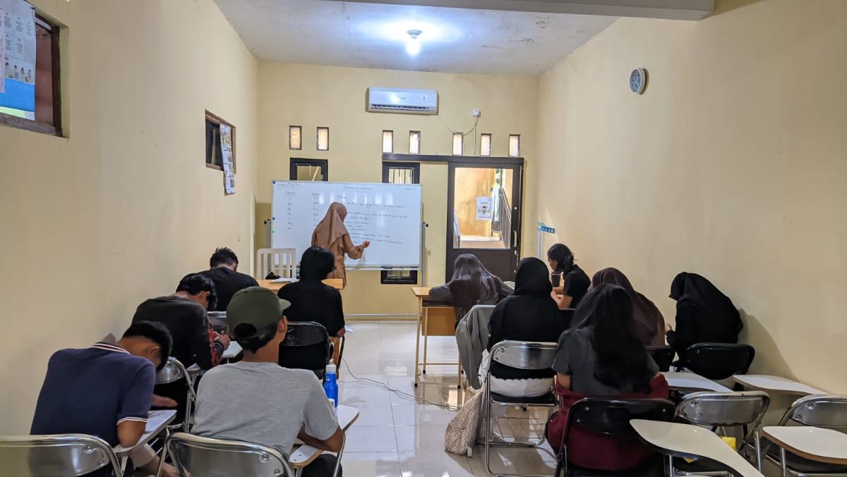 Memahami Possessive Adjective dalam Bahasa Inggris: Kunci Penting Penguatan Literasi di PKBM Griya Cendekia